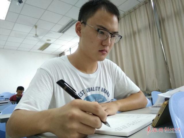 炎炎暑期他们却没回家 留校大学生都在忙些啥