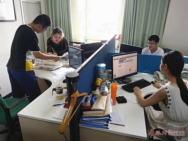 炎炎暑期他们却没回家 留校大学生都在忙些啥