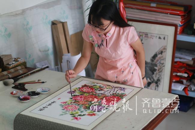 21岁胶州小嫚网上卖剪纸 传承家族四代剪纸技艺