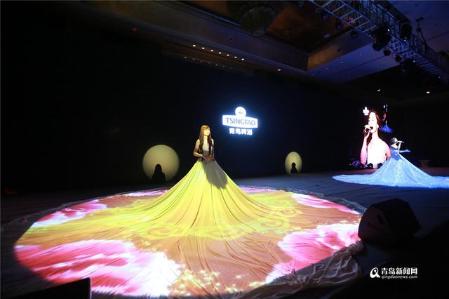 黄晓明回家乡扮酒保 向世界推介青啤