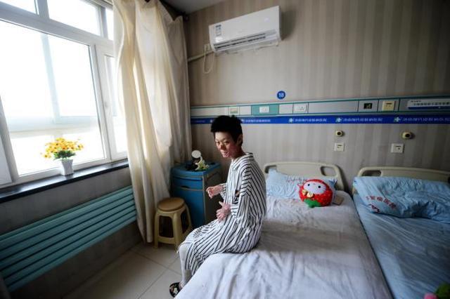 山东烧伤女孩刘振拍公益写真用笑容诠释涅槃重生