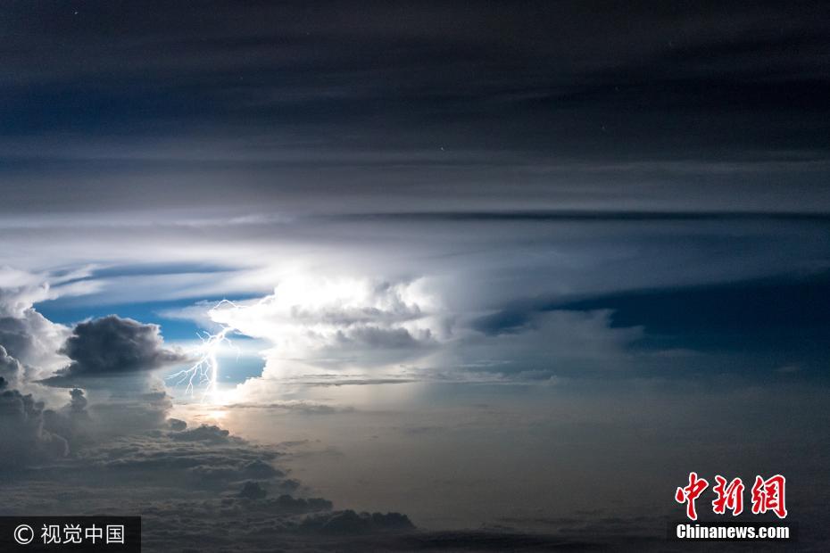 飞行员高空拍摄雷暴 震撼景象如大片