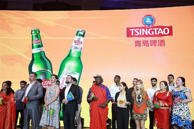 外国人眼中的青岛啤酒什么样？黄晓明化身酒保来推介
