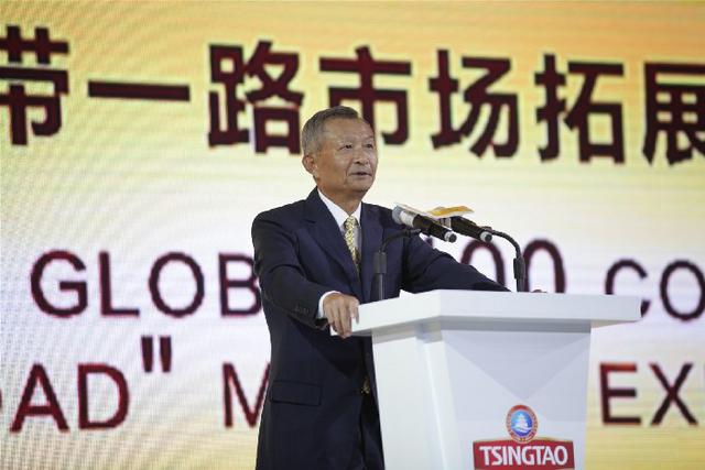 外国人眼中的青岛啤酒什么样？黄晓明化身酒保来推介