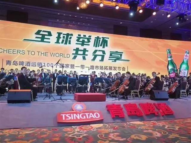 外国人眼中的青岛啤酒什么样？黄晓明化身酒保来推介