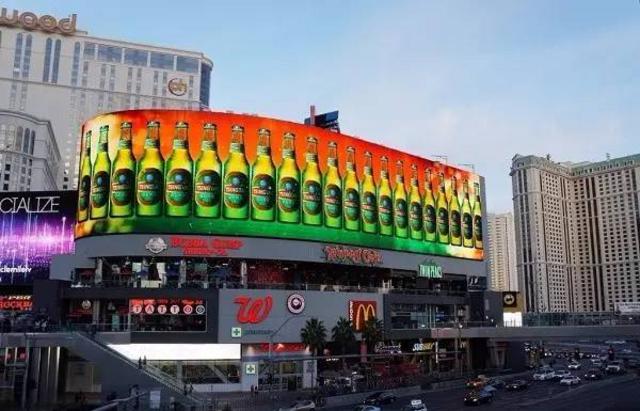 外国人眼中的青岛啤酒什么样？黄晓明化身酒保来推介