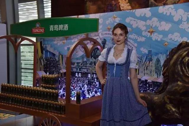 外国人眼中的青岛啤酒什么样？黄晓明化身酒保来推介