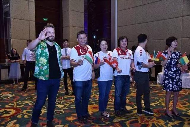 外国人眼中的青岛啤酒什么样？黄晓明化身酒保来推介