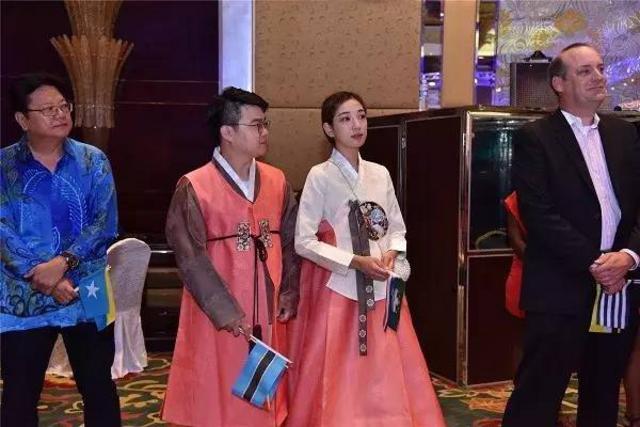 外国人眼中的青岛啤酒什么样？黄晓明化身酒保来推介