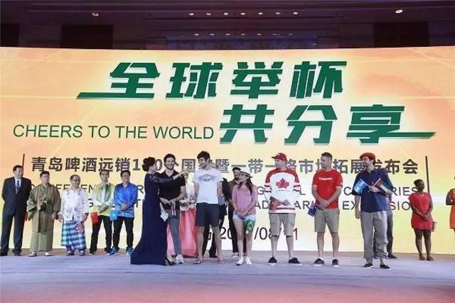 外国人眼中的青岛啤酒什么样？黄晓明化身酒保来推介