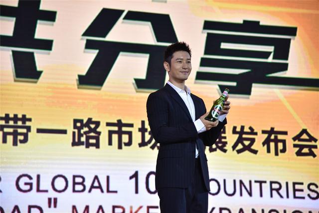 外国人眼中的青岛啤酒什么样？黄晓明化身酒保来推介