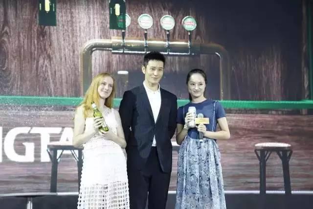外国人眼中的青岛啤酒什么样？黄晓明化身酒保来推介