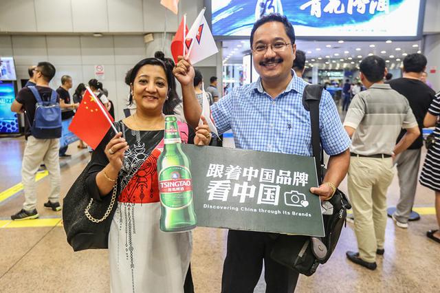 外国人眼中的青岛啤酒什么样？黄晓明化身酒保来推介