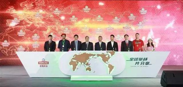 外国人眼中的青岛啤酒什么样？黄晓明化身酒保来推介