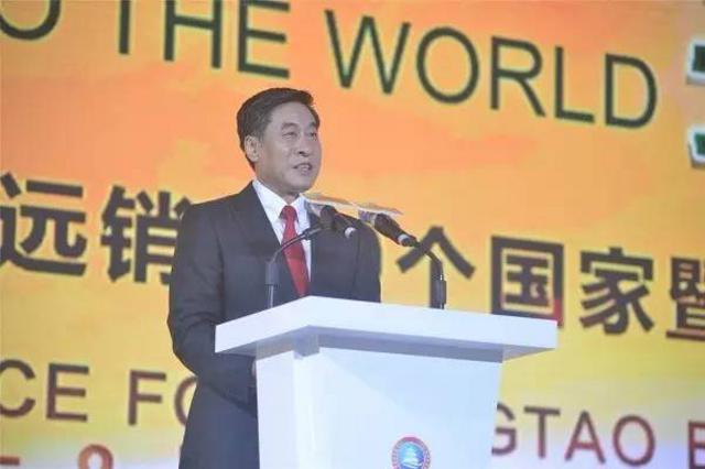 外国人眼中的青岛啤酒什么样？黄晓明化身酒保来推介