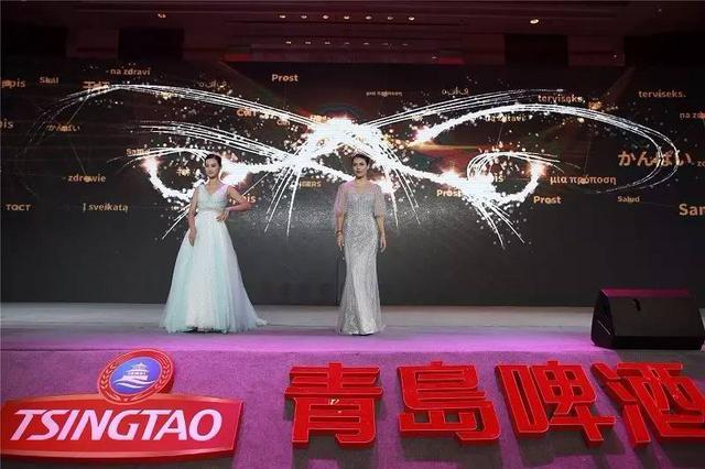 外国人眼中的青岛啤酒什么样？黄晓明化身酒保来推介