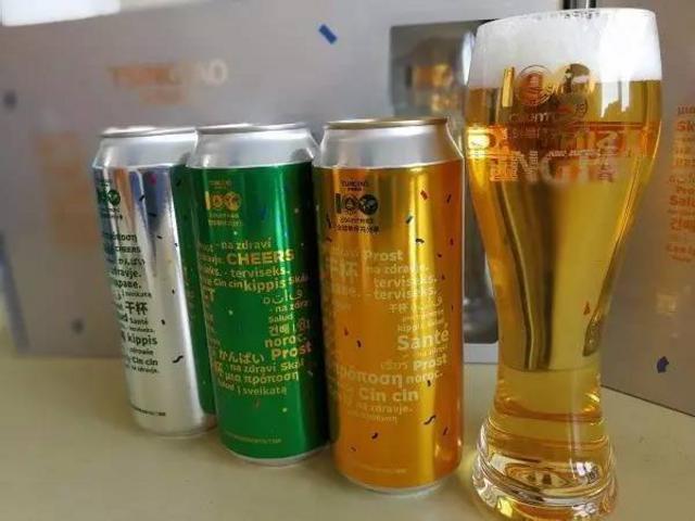 外国人眼中的青岛啤酒什么样？黄晓明化身酒保来推介
