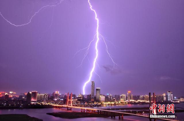 南昌突降暴雨 闪电劈向高楼场景十分震撼(图)