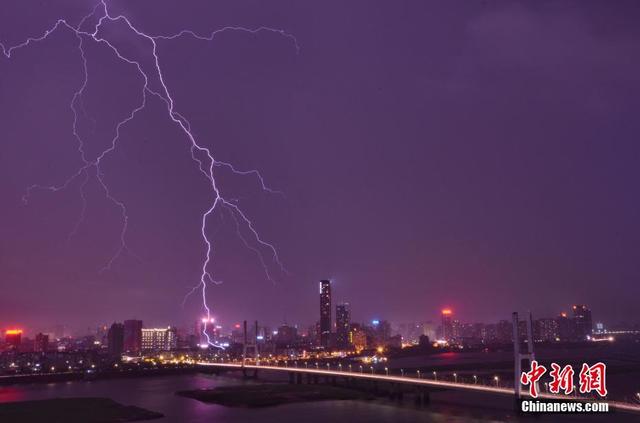 南昌突降暴雨 闪电劈向高楼场景十分震撼(图)