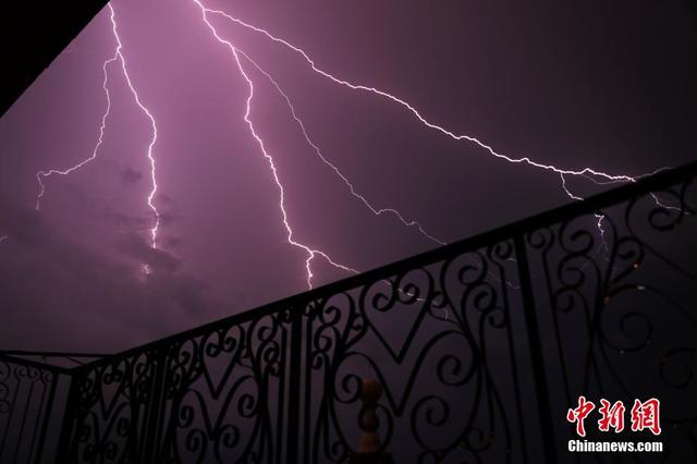 南昌突降暴雨 闪电劈向高楼场景十分震撼(图)