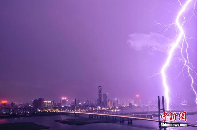 南昌突降暴雨 闪电劈向高楼场景十分震撼(图)