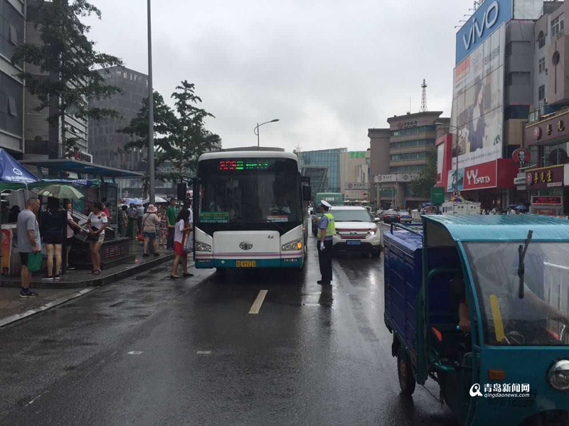 停车场入口与公交站太近 交警建议李村站迁移