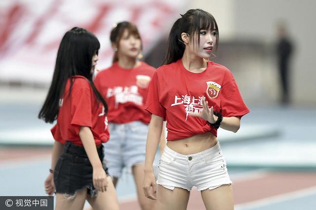 足球宝贝火辣热舞 超短裤秀美腿显清纯