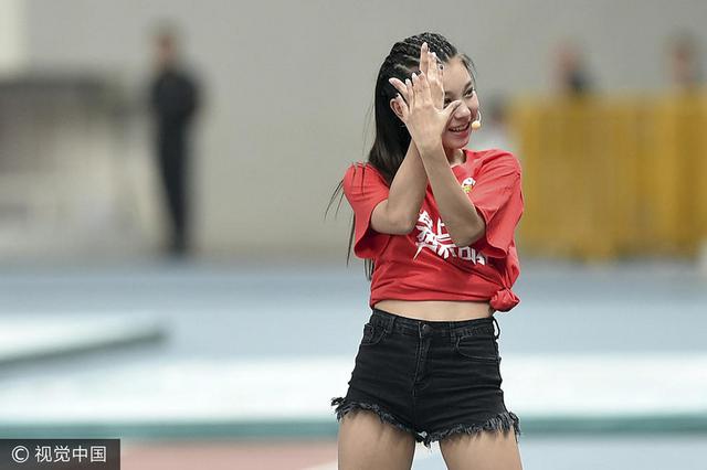 足球宝贝火辣热舞 超短裤秀美腿显清纯