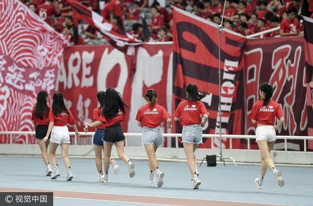 足球宝贝火辣热舞 超短裤秀美腿显清纯