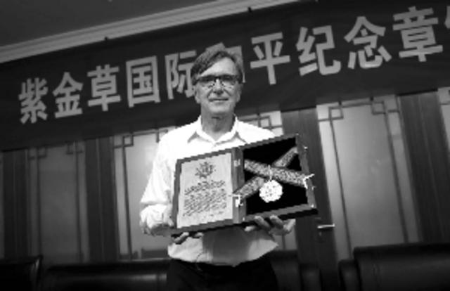 克里斯·马吉代表祖父约翰·马吉接受了紫金草国际和平纪念章现代快报/ZAKER南京记者 赵杰 摄 克里斯·马吉代表祖父约翰·马吉接受了紫金草国际和平纪念章现代快报/ZAKER南京记者 赵杰 摄