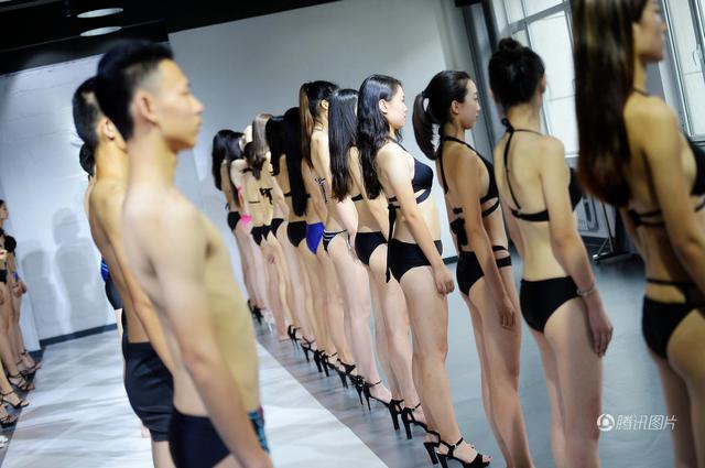 山东在校生选模特秀身材 现场量三围腿长(图)