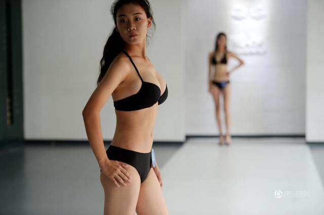 山东在校生选模特秀身材 现场量三围腿长(图)