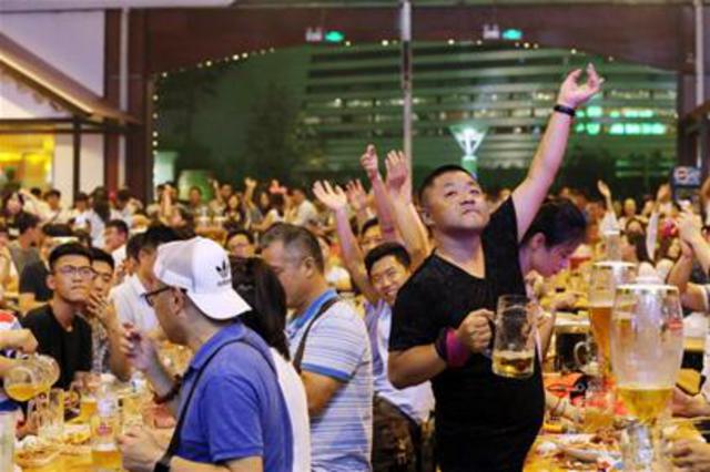 啤酒大篷为揽客使出十八般武艺 泳装秀也上阵 啤酒大篷为揽客使出十八般武艺 泳装秀也上阵