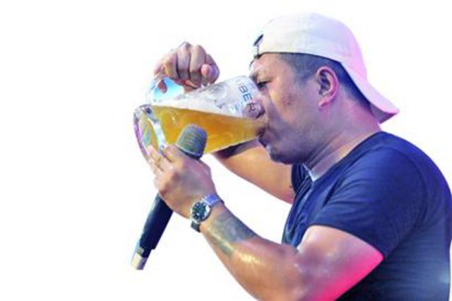 啤酒大篷为揽客使出十八般武艺 泳装秀也上阵 啤酒大篷为揽客使出十八般武艺 泳装秀也上阵