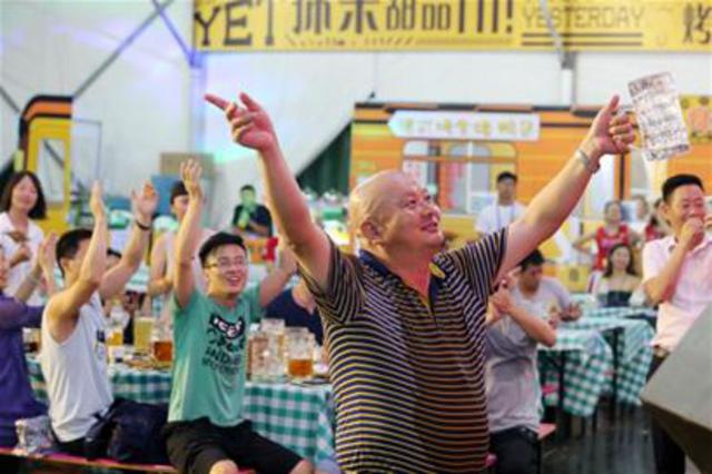 啤酒大篷为揽客使出十八般武艺 泳装秀也上阵 啤酒大篷为揽客使出十八般武艺 泳装秀也上阵