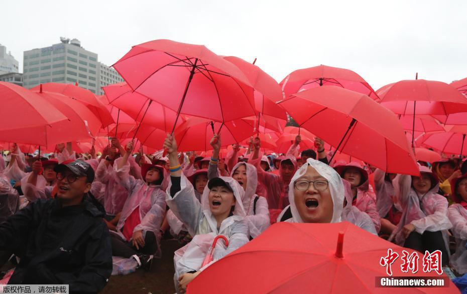 韩国民众冒雨参加大规模和平游行示威