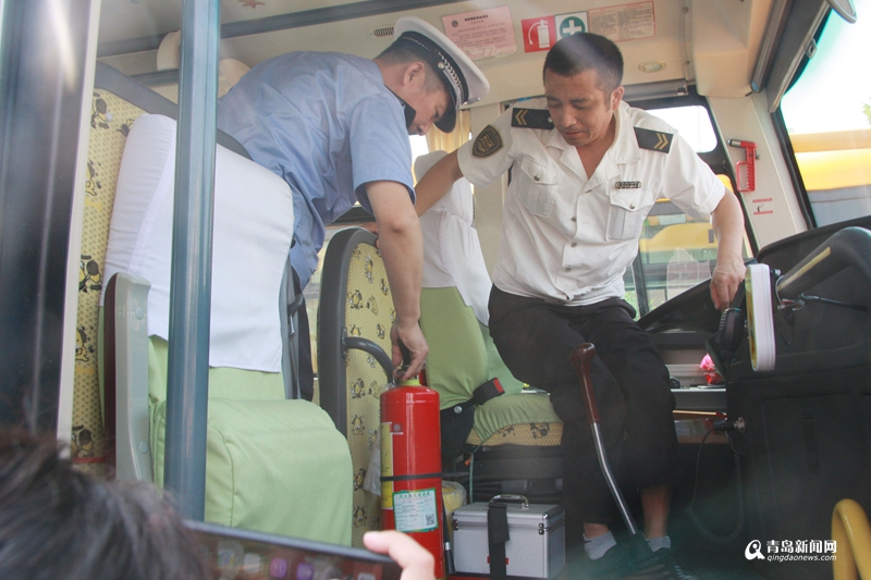 排查隐患 城阳交警开学前检查166辆校车