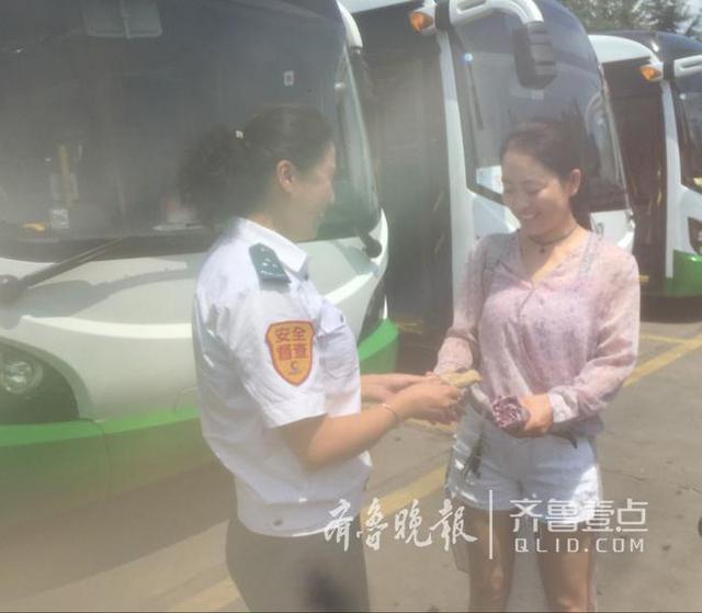 包头游客钱包落青岛公交,一张小纸条找到失主 包头游客钱包落青岛公交,一张小纸条找到失主