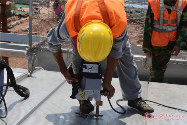 青岛新机场最新进展：A支廊不锈钢屋面接近完工