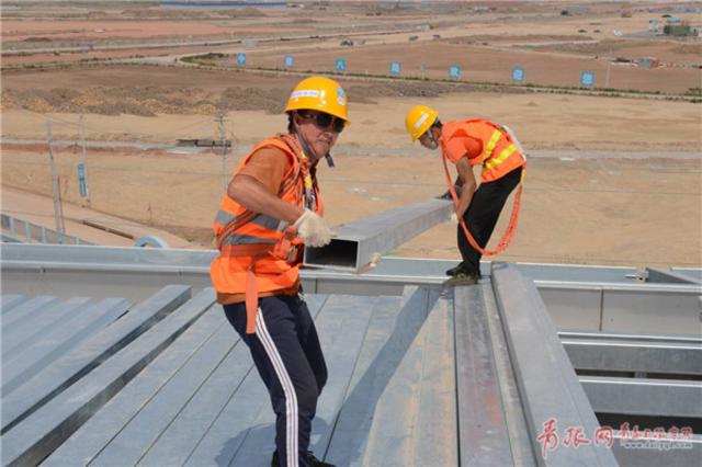 青岛新机场最新进展：A支廊不锈钢屋面接近完工