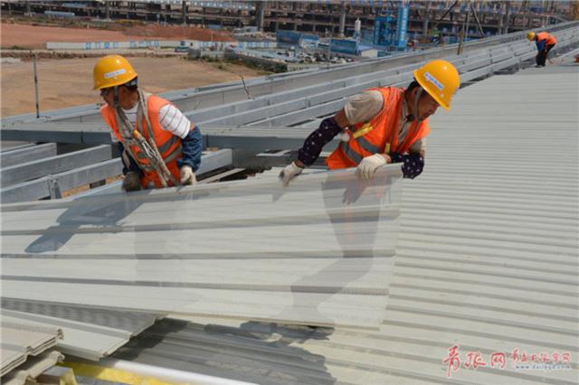 青岛新机场最新进展：A支廊不锈钢屋面接近完工