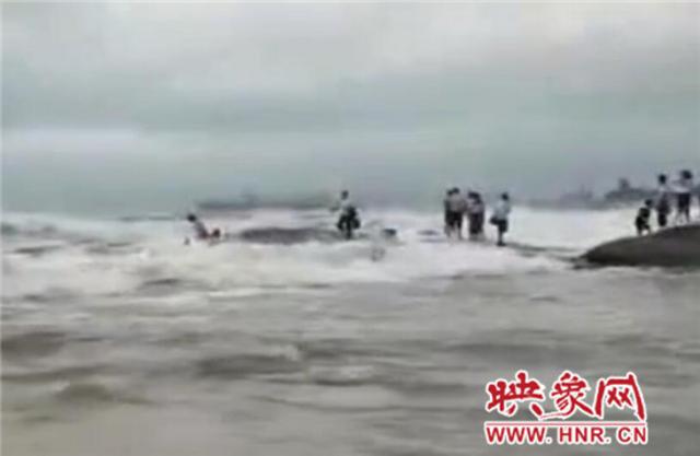 日照灯塔风景区多名游客被卷入海