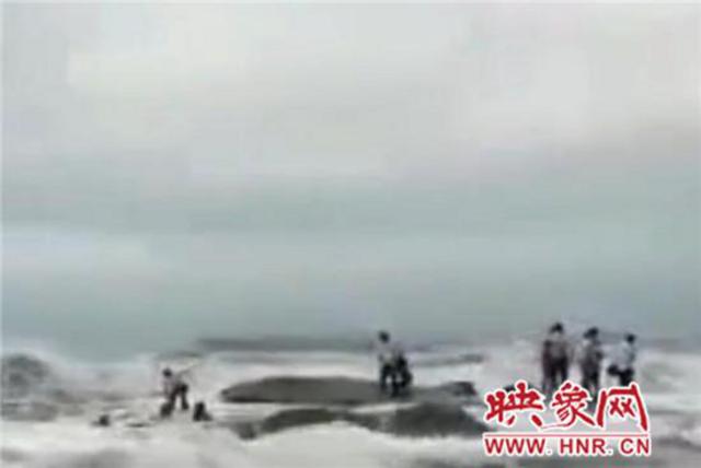 日照灯塔风景区多名游客被卷入海