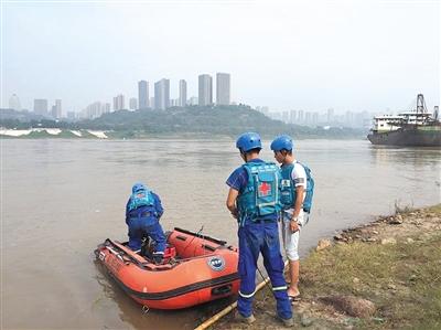 男子无视警示江边洗车 连人带车沉入江中后失踪