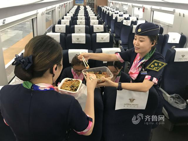 实拍青岛站进京高铁列车 一天内两度进京