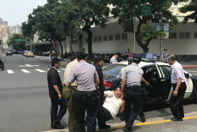  蔡办外有“宪兵”被民众持利器砍伤。（图片来源：台湾“中央社”）