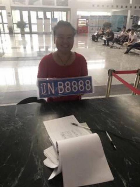 女子随机拍得8888车牌号 转手以22万高价卖出