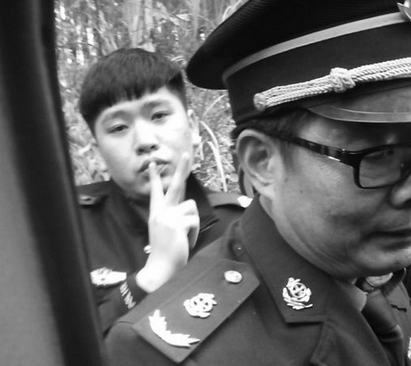 南宁“交警”被指打人摆V字手势 回应：是协管非交警