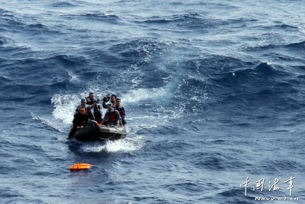 高清：中国海军疑似海区打捞到救生衣和油桶