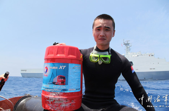 高清：中国海军疑似海区打捞到救生衣和油桶